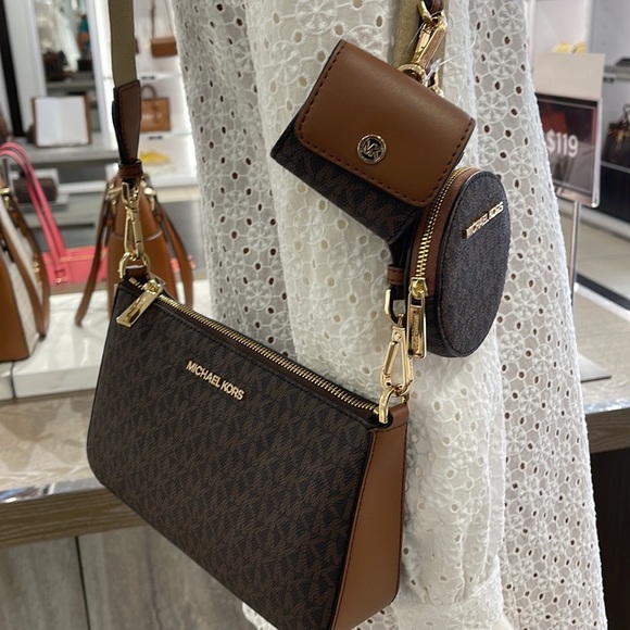 MICHAEL KORS
Jet Set Logo Crossbody Bag with Case for Apple Airpods Pro®
Brown - Picture 13 of 16